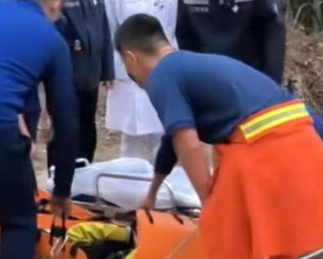 “我来个跳的”!女驴友不慎摔下巨石<strong></p>
<p>z币</strong>,目击者:粉碎性骨折