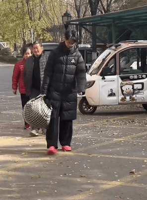 担心烧煤取暖不安全<strong></p>
<p>z币</strong>，山东济宁17岁男孩偷偷接爷爷奶奶进城，父亲点赞：比我做得强