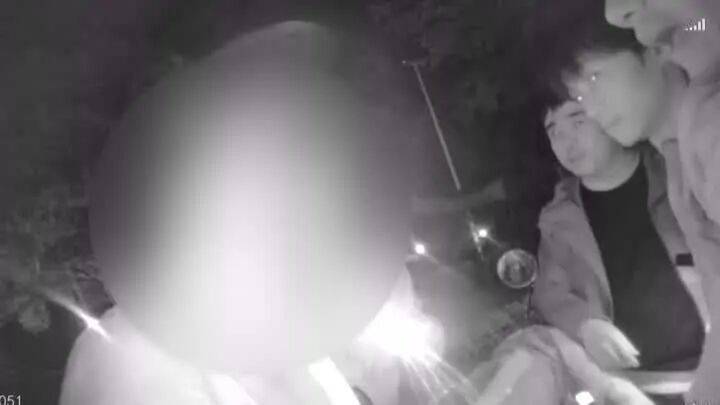 扬州一女子刷短视频惹祸:偷偷去银行取了6万现金<strong></p>
<p>合众币</strong>,结果……