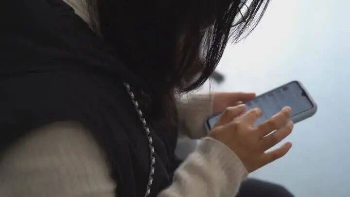 扬州一女子刷短视频惹祸:偷偷去银行取了6万现金<strong></p>
<p>合众币</strong>,结果……