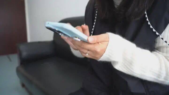 扬州一女子刷短视频惹祸:偷偷去银行取了6万现金<strong></p>
<p>合众币</strong>,结果……