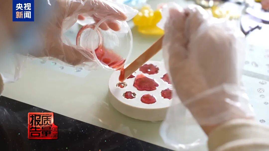 快扔掉!甲醛含量高出上限一倍多<strong></p>
<p>合众币</strong>,戴防毒面具也不行!