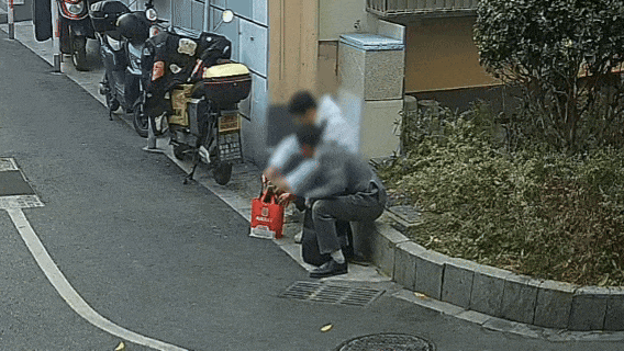 上门取走19万元<strong></p>
<p>法币和币币</strong>，杭州一西装革履“金融专员”被抓！在高速服务区被抓，车上塞满现金