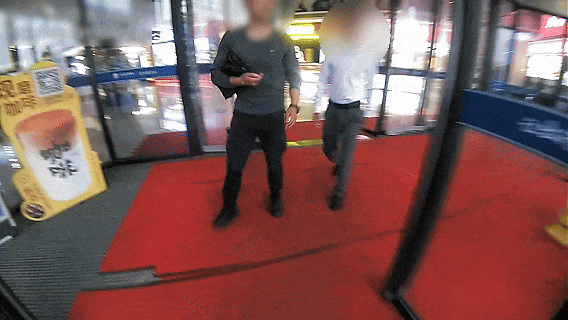 上门取走19万元<strong></p>
<p>法币和币币</strong>，杭州一西装革履“金融专员”被抓！在高速服务区被抓，车上塞满现金