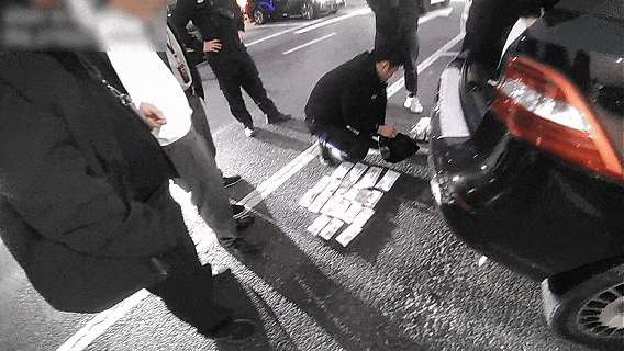 上门取走19万元<strong></p>
<p>法币和币币</strong>，杭州一西装革履“金融专员”被抓！在高速服务区被抓，车上塞满现金