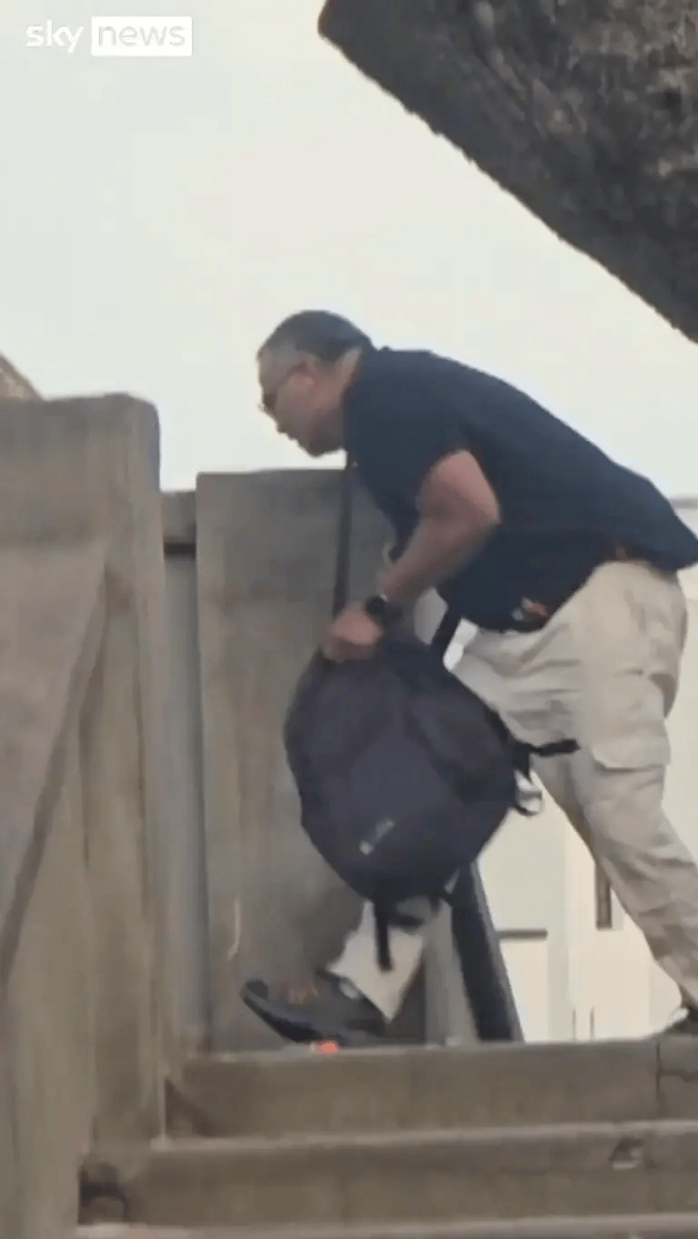 悉尼枪手被制服<strong></p>
<p>37币</strong>，愤怒民众猛踩头部，调查显示枪手合法持有六支枪