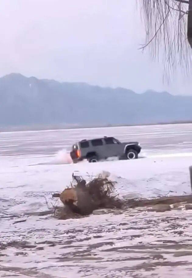 河北一越野车在水库冰面练漂移<strong></p>
<p>37币</strong>，冰层突然破裂，车轮落水被冻6小时，找来吊车深夜将车吊出