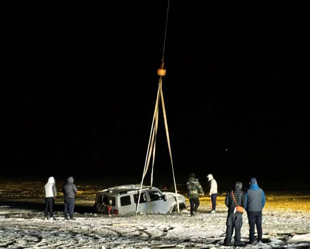河北一越野车在水库冰面练漂移<strong></p>
<p>37币</strong>，冰层突然破裂，车轮落水被冻6小时，找来吊车深夜将车吊出