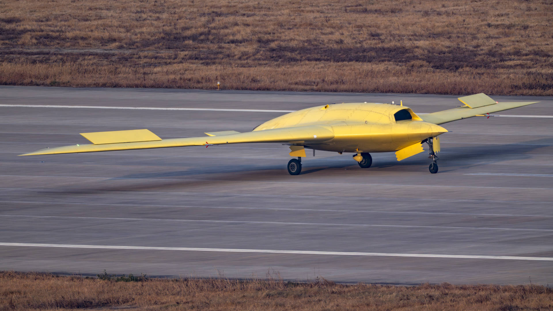 多张高清大图<strong></p>
<p>37币</strong>!新型高空高速长航时无人机彩虹-7近日成功首飞