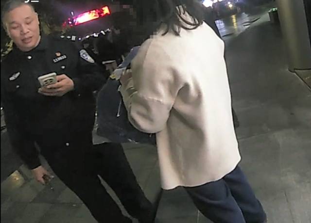 机智！快递在家门口被偷<strong></p>
<p>37币</strong>，她用一招抓到了人还拿回了东西