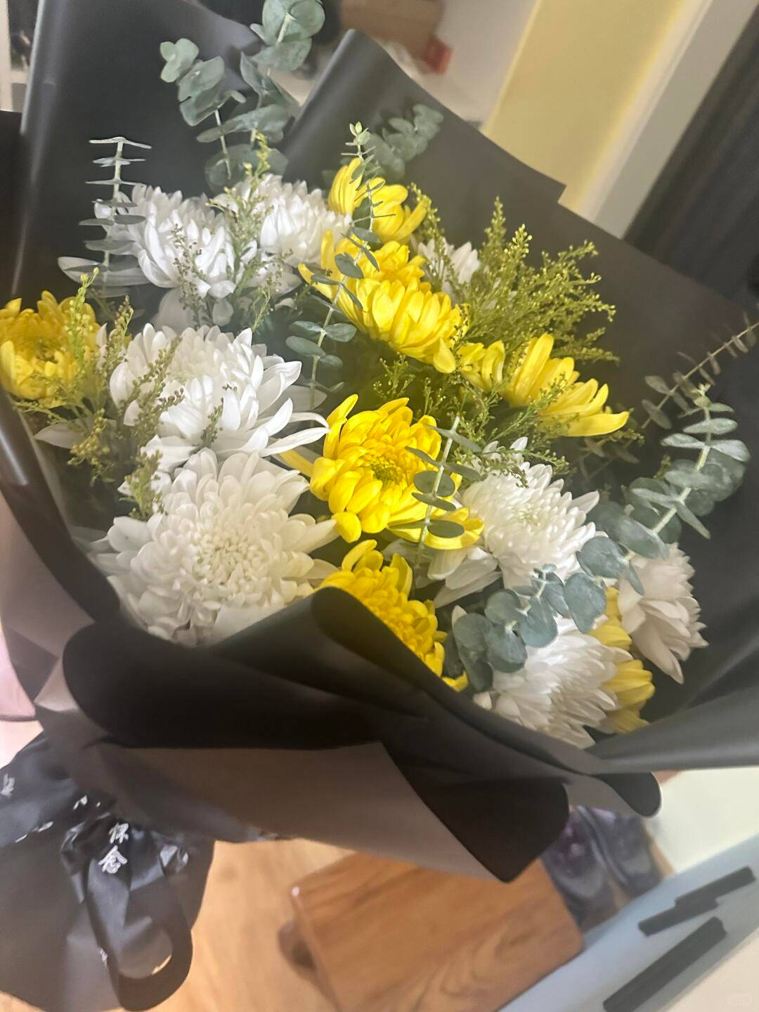 上海高中生买99朵康乃馨为母亲庆生<strong></p>
<p>csc币</strong>,却收到菊花写着“缅怀逝者”,店家:骑手送错了