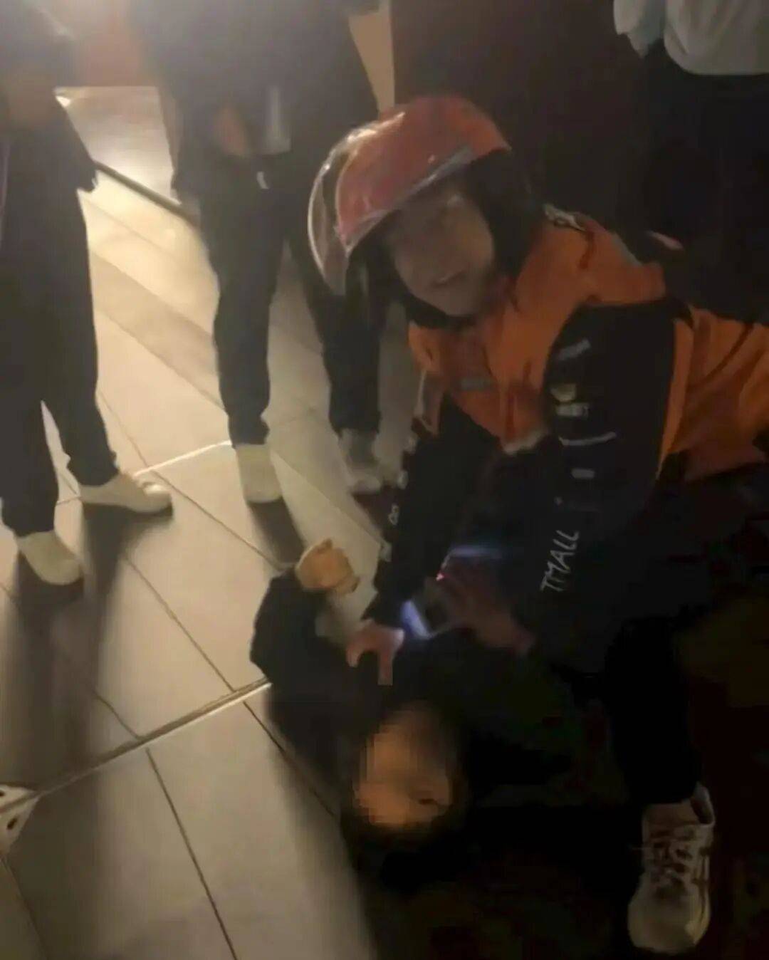 外卖小哥扑倒抢夺珠宝店嫌犯<strong></p>
<p>币万</strong>，嫌犯反问“对你有什么好处”，本人：没啥好处！