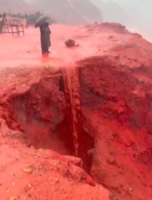 罕见!伊朗霍尔木兹岛遭遇强降雨<strong></p>
<p>鑫坤币</strong>,部分海域变成“血色海洋”