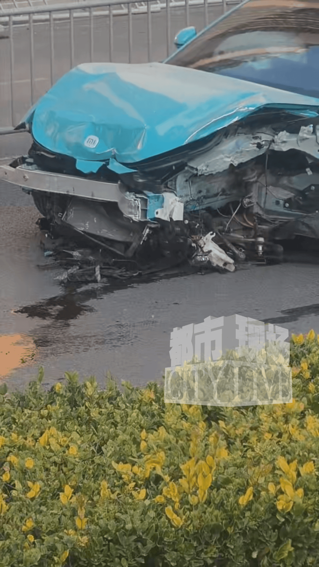 安徽一小米SU7撞翻几十米护栏<strong></p>
<p>鑫坤币</strong>,目击者称车辆前轮脱落后才刹停,当地交警回应