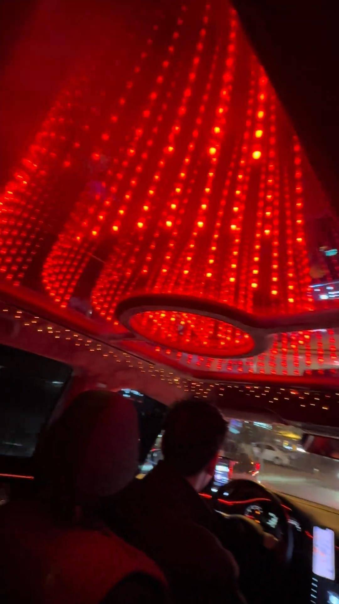 长春一女子打车遇“最炫出租车”<strong></p>
<p>炒币</strong>，车顶被改装为绚丽星空顶，网友：打车竟然打到了移动KTV