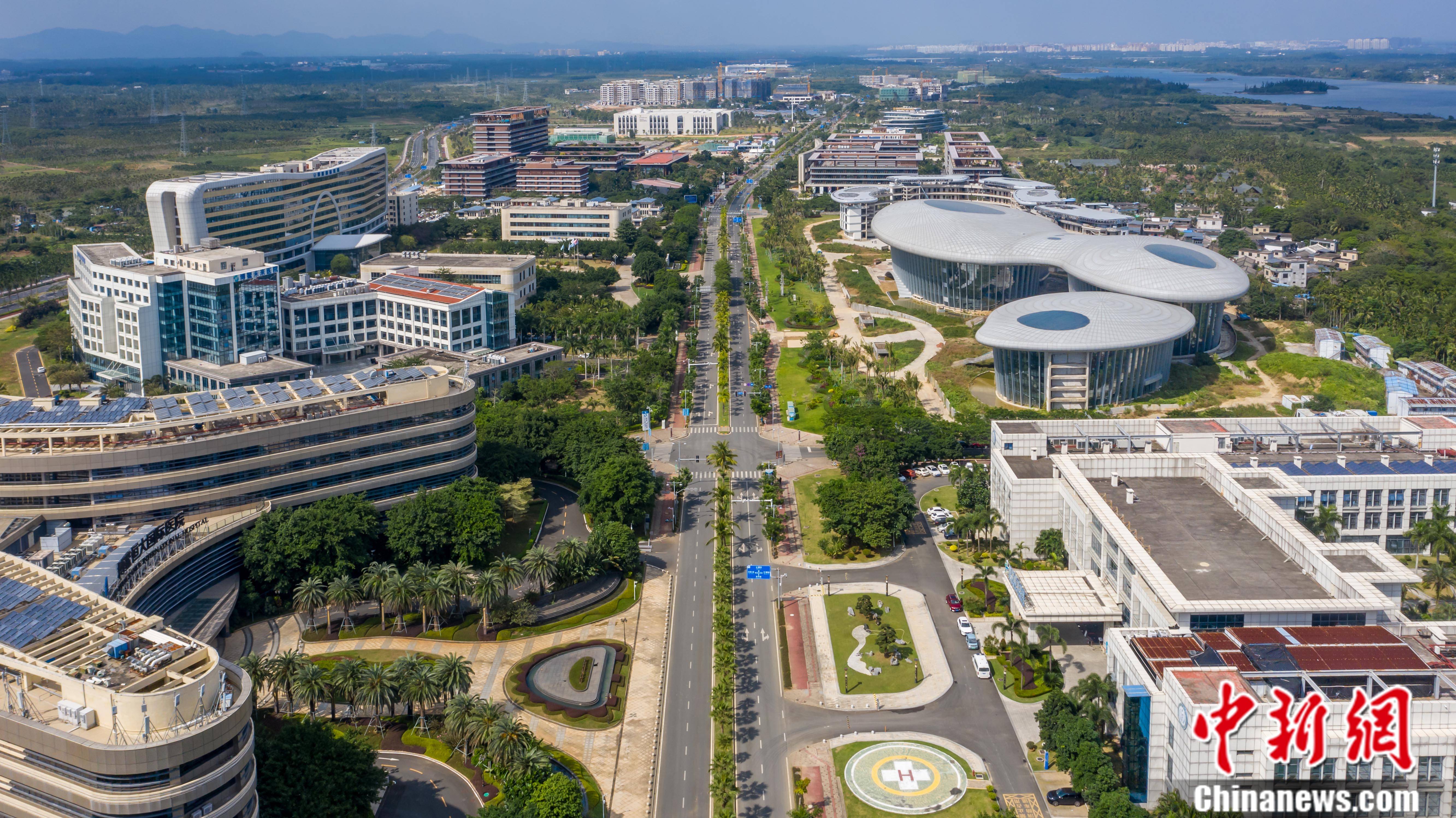 海南封关第一天<strong></p>
<p>炒币</strong>，他在村里数起了外国游客