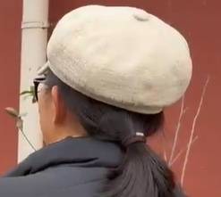 太夸张！上海人比比谁家楼下井盖多！有人家门口100个<strong></p>
<p>lun币</strong>，“走路难！到处都像贴膏药”...