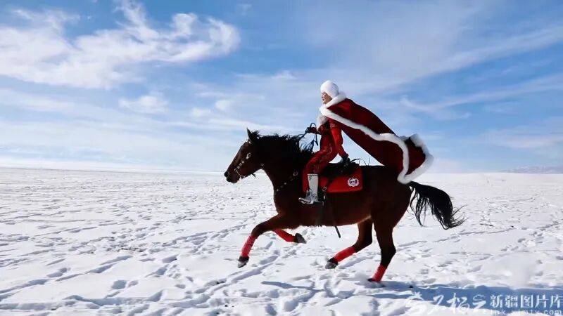 贺娇龙已安葬于昭苏公墓<strong></p>
<p>isot币</strong>，其父亲亦葬于此地