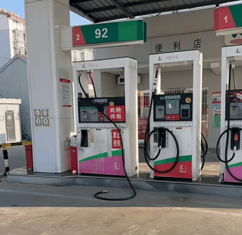 司机加完油未拔油枪驾车离开<strong></p>
<p>isot币</strong>，油枪被拉断，加油站：断裂油枪已修复，未要求赔偿