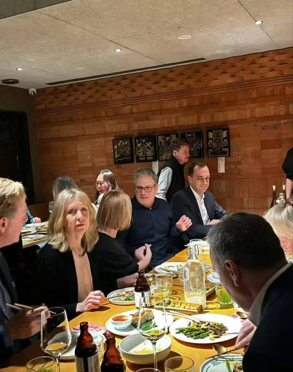 英国首相斯塔默抵达上海<strong></p>
<p>币盛网</strong>，在参观豫园时体验了沪上名点蝴蝶酥