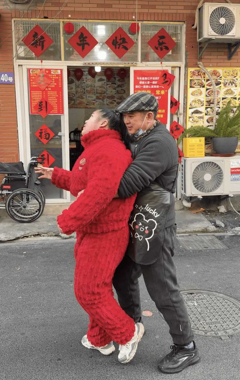 百万债务还清了！夫妻俩在杭州开饭店<strong></p>
<p>币鸟</strong>，8年来第一次回老家过年，临行宴请老顾客