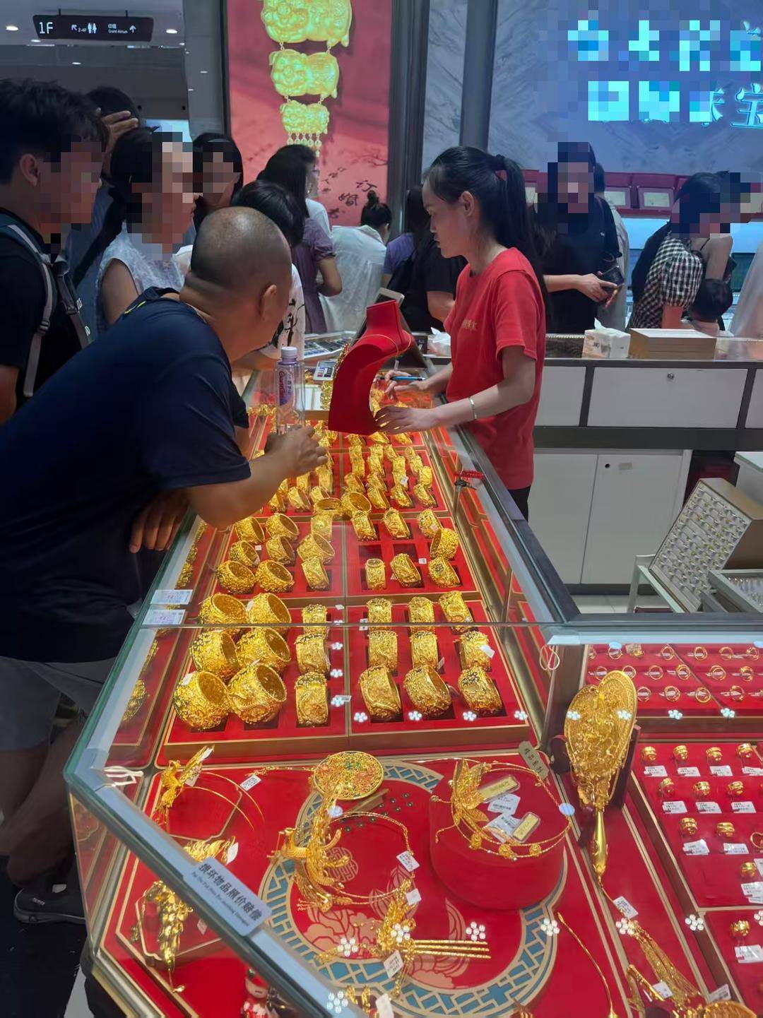 黄金连续多日大跌 投资者“抄7天也没抄到底” 金店一天卖3公斤