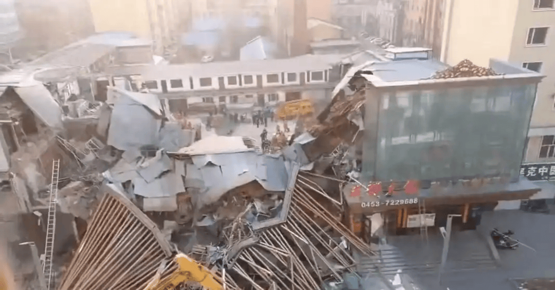 黑龙江一楼房凌晨坍塌致7人遇难，附近商家：系三层老楼，内有火锅店和KTV
