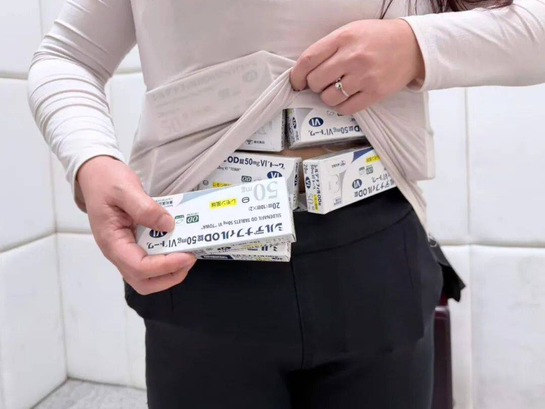 女子身绑73盒"伟哥"<strong></p>
<p>赠币</strong>，当场被拦下！还有人假扮孕妇，绑了38斤的白银颗粒