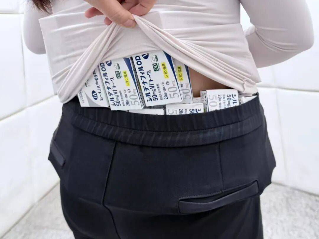 女子身绑73盒"伟哥"<strong></p>
<p>赠币</strong>，当场被拦下！还有人假扮孕妇，绑了38斤的白银颗粒