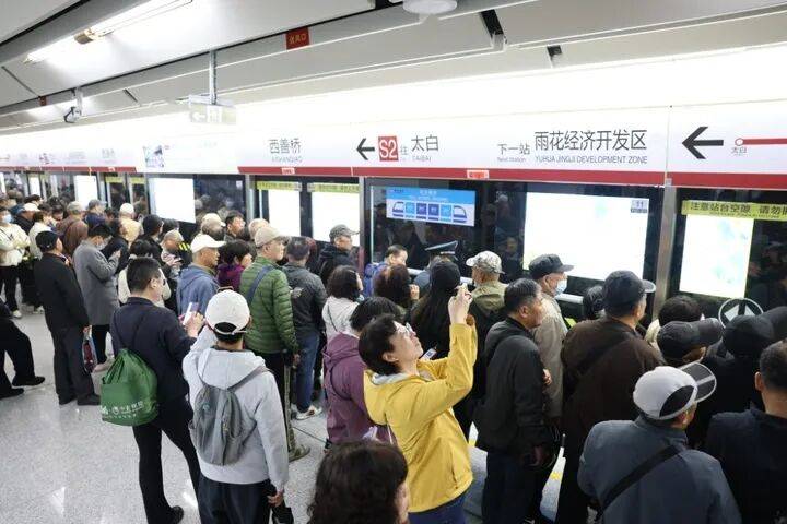 南京首条跨省地铁开通！乘客说：“我坐地铁不去哪里<strong></p>
<p>赠币</strong>，就是高兴！”