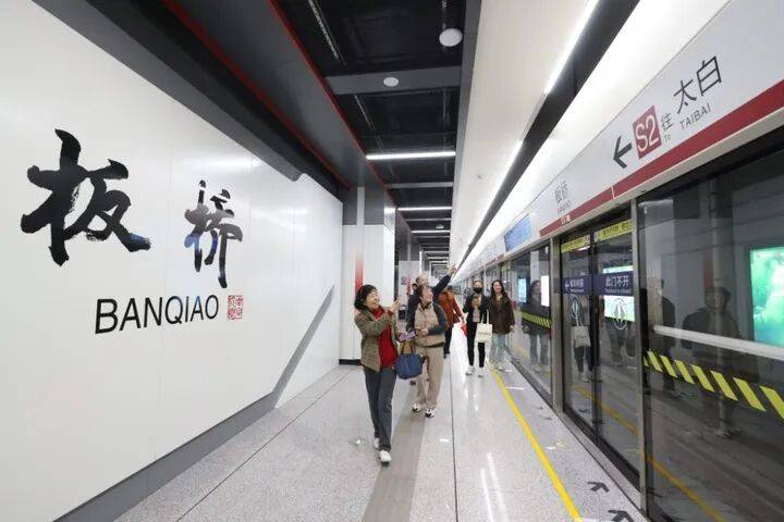 南京首条跨省地铁开通！乘客说：“我坐地铁不去哪里<strong></p>
<p>赠币</strong>，就是高兴！”