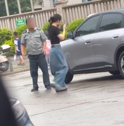 三明一女子脚踹保安后被反手扇一耳光，警方：已在查处此事